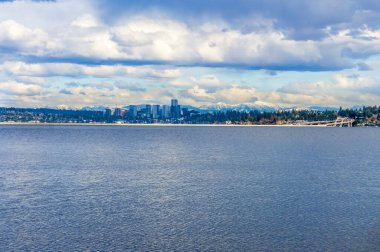 Bellevue, Washington 'da binaları ve bulutları olan skaline..