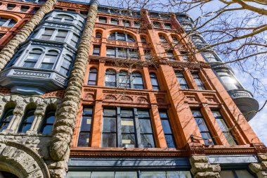 Seattle, Washington 'daki Pioneer Meydanı' ndaki eski bir binanın yüzü..