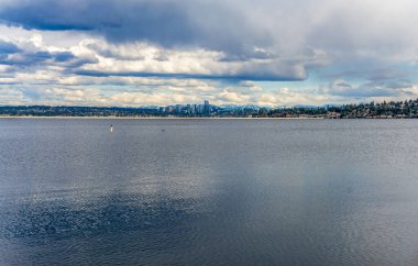 Cascdes Dağları 'nda kar var. Bellevue, Washington önde..