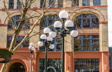 Seattle, Washington 'daki Pioneer Meydanı' ndaki eski bir binanın önündeki sokak lambaları..