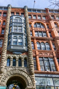 Seattle, Washington Pioneer Meydanı 'ndaki Pioneer Binası' nın önünde..