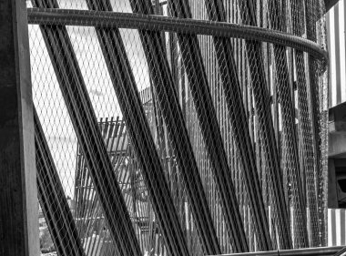 Seatac, Wshington 'daki hafif tren istasyonunda metal bir çit..