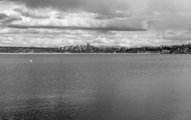 Cascdes Dağları 'nda kar var. Bellevue, Washington önde..