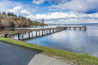 Bulutlar Washington Gölü 'nün bir sahnesinde asılı. Washington, Seattle' da bir otoban ve rıhtım var..