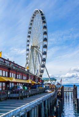 Seattle, Washington 'da bir rıhtımdaki Büyük Dönme Dolap manzarası..