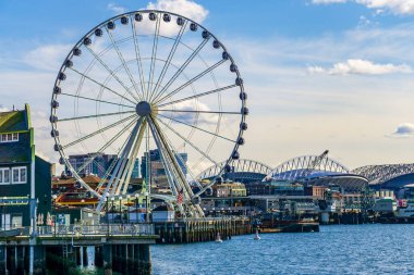 Seattle, Washington 'da bir rıhtımdaki Büyük Dönme Dolap manzarası..
