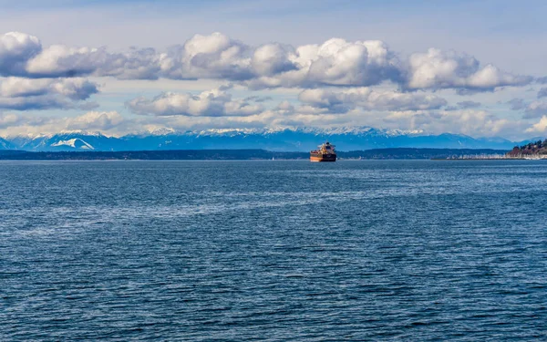 Ett Tankfartyg Elliott Bay Med Olympic Mouintain Fjärran — Stockfoto