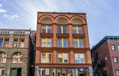 Seattle, Washington 'daki Pioneer Meydanı' ndaki eski bir binanın yüzü..