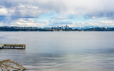 Cascdes Dağları 'nda kar var. Bellevue, Washington önde..