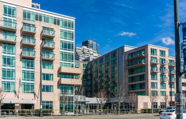 Seattle, Washington 'daki rıhtım boyunca apartman daireleri veya daireler.