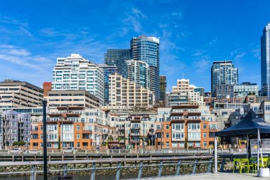 Seattle, Washington 'daki rıhtım boyunca apartman daireleri veya daireler.