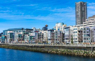 Seattle, Washington 'daki rıhtım boyunca apartman daireleri veya daireler.