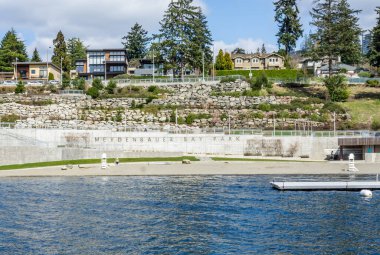 Bellevue, Washington 'daki Meydenbauer Bay Park' ta bir kaya duvar yükseliyor..