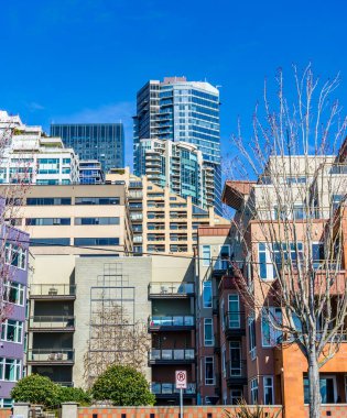 Seattle, Washington 'daki rıhtım boyunca apartman daireleri veya daireler.