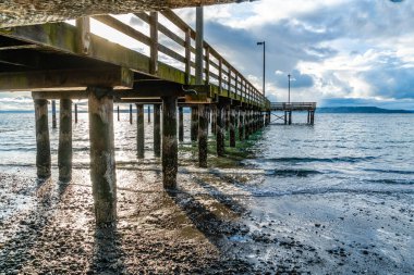 Redondo Beach, Washington 'daki iskele manzarası. Dalgalar düşük.