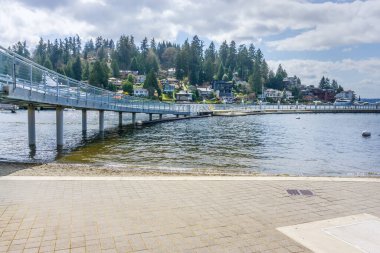 Bellevue, Washington 'daki Meydenbauer Bay Park' ın aşağısından bir manzara..