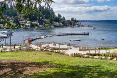 Bellevue, Washington 'daki Meydenbauer Bay Park' taki rıhtım manzarası..