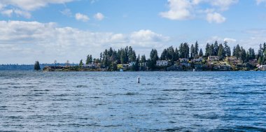 Bellevue, Washington 'daki Meydenbauer Körfez Parkı yakınlarındaki rıhtım evleri.