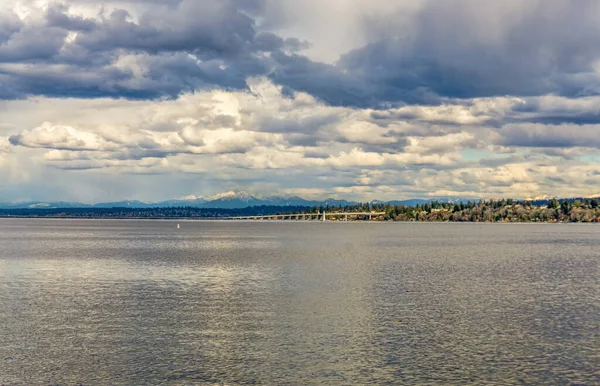 Chmury Wiszą Nad Mostem Który Przechodzi Przez Jezioro Waszyngton Bellevue — Zdjęcie stockowe