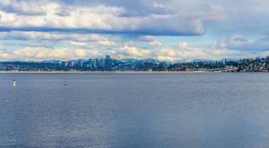 Cascdes Dağları 'nda kar var. Bellevue, Washington önde..