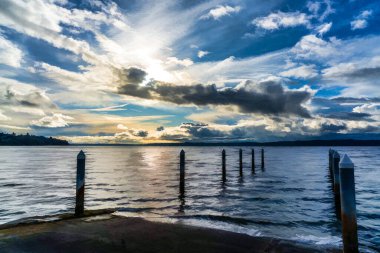 Washington eyaletinde Puget Sound dramatik bulutlar hover.