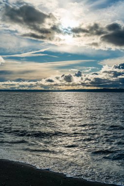 Washington eyaletinde Puget Sound dramatik bulutlar hover.