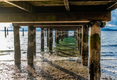 Redondo Beach, Washington 'daki iskele manzarası. Dalgalar düşük.