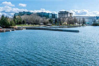 Renton, Washington Gene Coulon Park'ta bir iskele bir görünümünü.