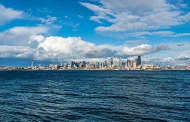 Seattle, Washington 'daki gökdelenlerin üzerinde bulutlar asılı..