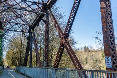 Washington, Reonton 'daki Cedar River Patikası' ndaki köprü köprüsünün yakın çekimi..