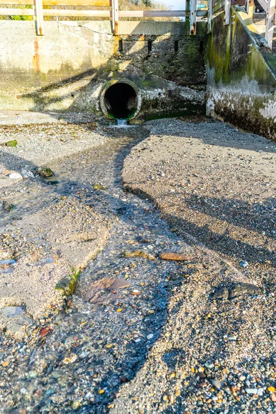 Water Stroomt Uit Een Afvoerpijp Redondo Beach Washington — Stockfoto