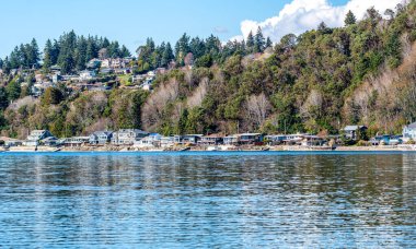 Burien, Washington 'daki Seahurst Park yakınlarındaki deniz manzaralı evler..