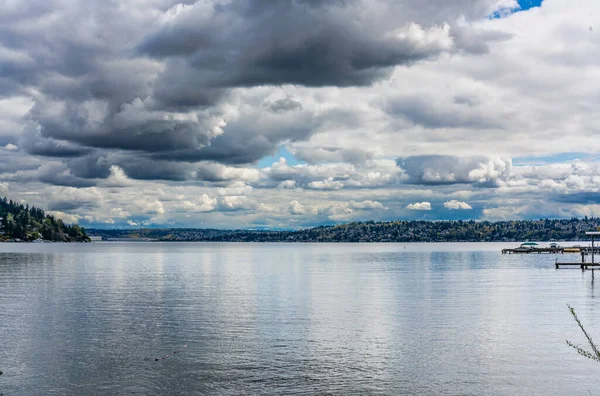 Awan Menggantung Atas Danau Washington Dekat Seward Park Seattle — Stok Foto