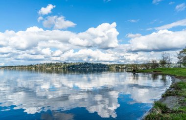 Bulutlar Washington Gölü 'nün Seattle, Washington' daki suyuna yansıyor..