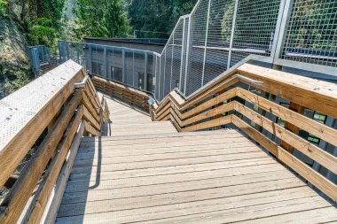 Washington 'da Snoqualmie Falls' a daha düşük bir bakış açısı kazandıran tahta bir tahta kaldırım..