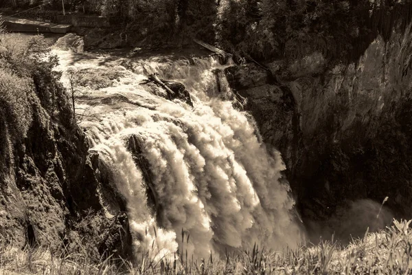 Μια Άποψη Της Κορυφής Του Snoqualmie Falls Μια Ισχυρή Μέρα — Φωτογραφία Αρχείου