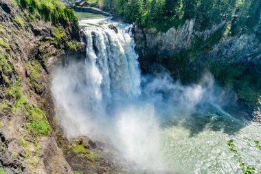 Washington 'da güçlü bir günde Snoqualmie Falls manzarası.