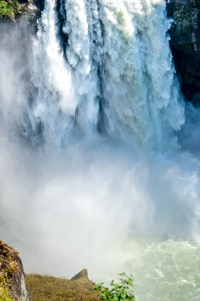 Νερό Πέφτει Από Τον Πυθμένα Του Snoqualmie Falls Στην Πολιτεία — Φωτογραφία Αρχείου