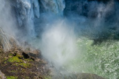 Washington 'da Snoqualmie Şelalesi' nin dibinden su taşar..