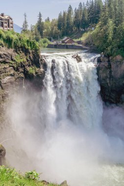 Washington 'da güçlü bir günde Snoqualmie Falls manzarası.