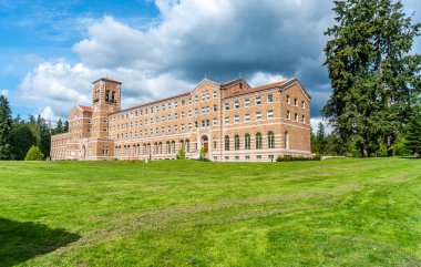 Washington 'daki Lombard Romanesk tarzı binaların üzerinde kara bulutlar uçuşuyor..