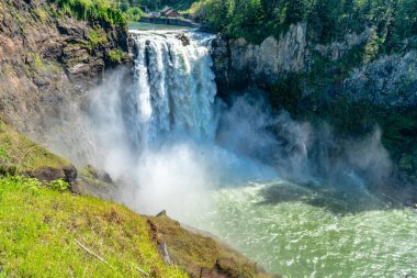Washington 'da güçlü bir günde Snoqualmie Falls manzarası.