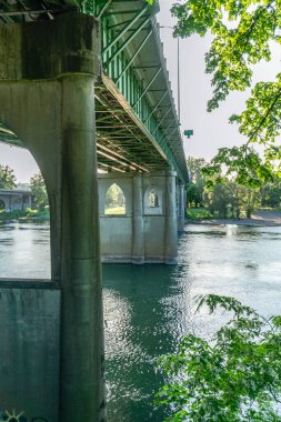 Salem, Oregon 'daki bir köprünün altından bir veiw.