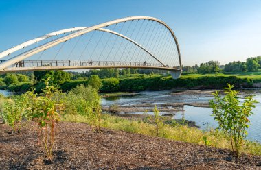Salem, Oregon 'daki Minto Isaland Köprüsü manzarası. Fotoğraf Riverfront Park 'tan..