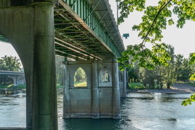 Salem, Oregon 'daki bir köprünün altından bir veiw.