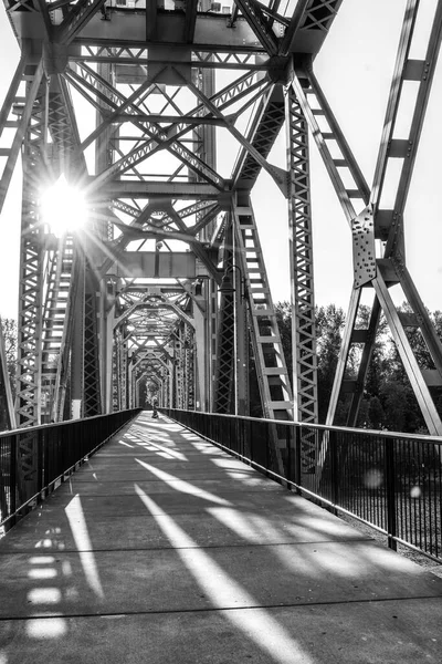 Uma Ponte Pedonal Estende Por Rio Saelm Oregon — Fotografia de Stock