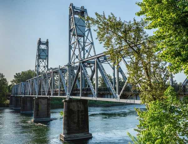 Puente Peatonal Atraviesa Río Salem Oregon —  Fotos de Stock