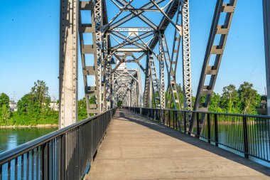 Bir yaya köprüsü Saelm, Oregon 'da bir nehri kapsar..