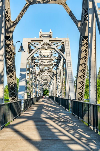 Bir Yaya Köprüsü Saelm Oregon Bir Nehri Kapsar — Stok fotoğraf