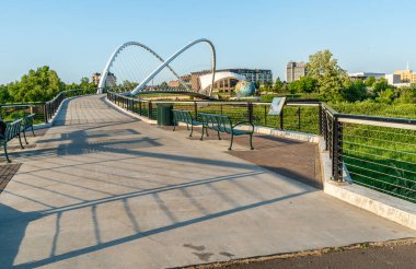 Salem, Oregon 'daki Riverfront Park' taki Minto Adası Köprüsü ve Eco-Earth Globe manzarası.